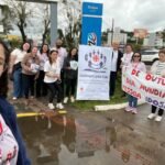 Cáritas realiza adesivaço em Lages para conscientizar sobre os direitos da pessoa idosa